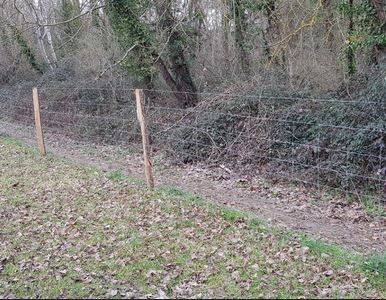 Exemple d'installation de grillage en fil haute résistance 1,50m de hauteur pour délimiter un sentier de promenade à Beaune en Côte d'Or