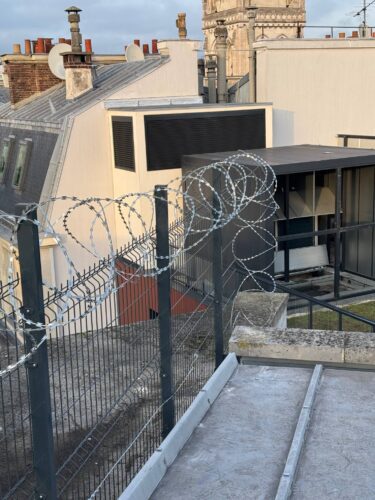 Photo de la pose d'une ronce défensive Contertina à Paris dans le 75
